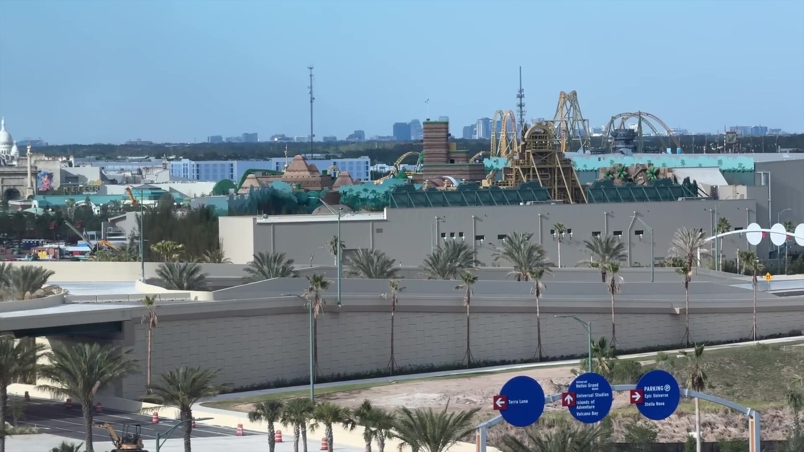 Vista do Epic Universe a partir do Terra Luna, com a Stardust Racers ao fundo
