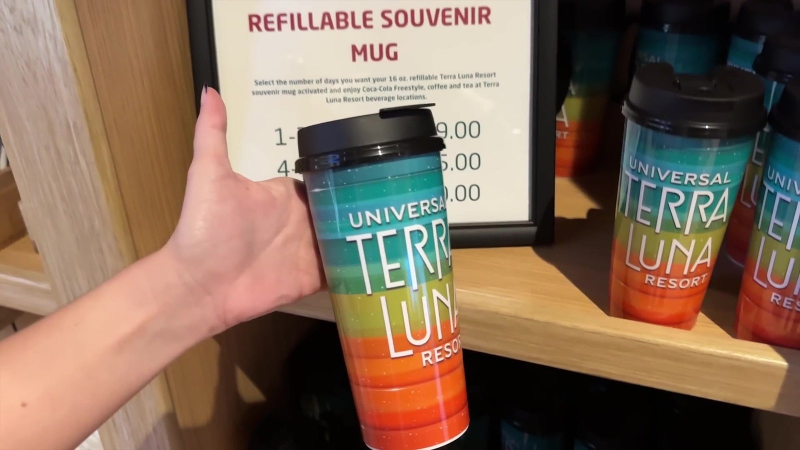 Copo de refil do Terra Luna com a tabela de preços por dias de estadia