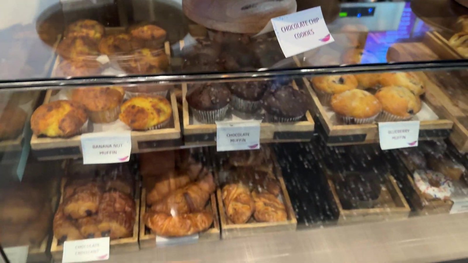 Vitrine de muffins, croissants e cookies no mercadinho do Terra Luna