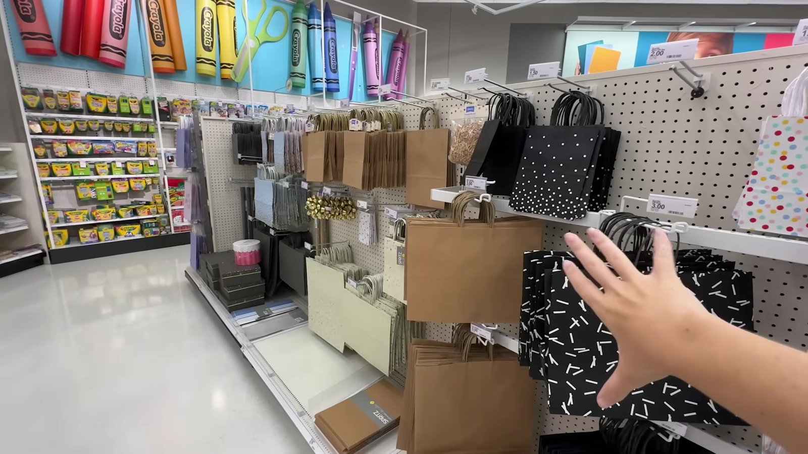 Corredor de papelaria da Target de Orlando com sacolas de presente e giz de cera Crayola