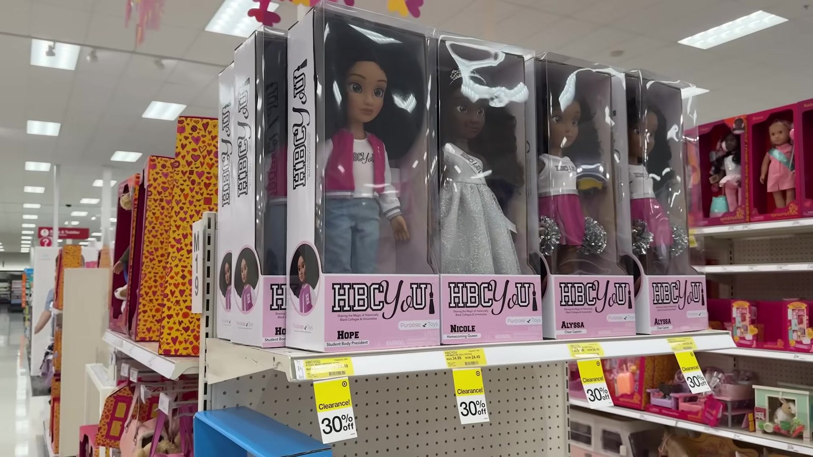 Bonecas em caixa no corredor de brinquedos da Target de Orlando com etiqueta de 30% de desconto