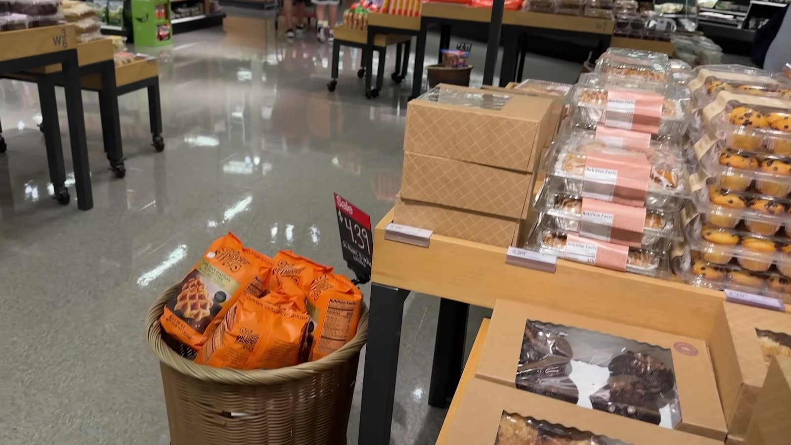 Setor de padaria da Target de Orlando com pães, muffins e doces embalados