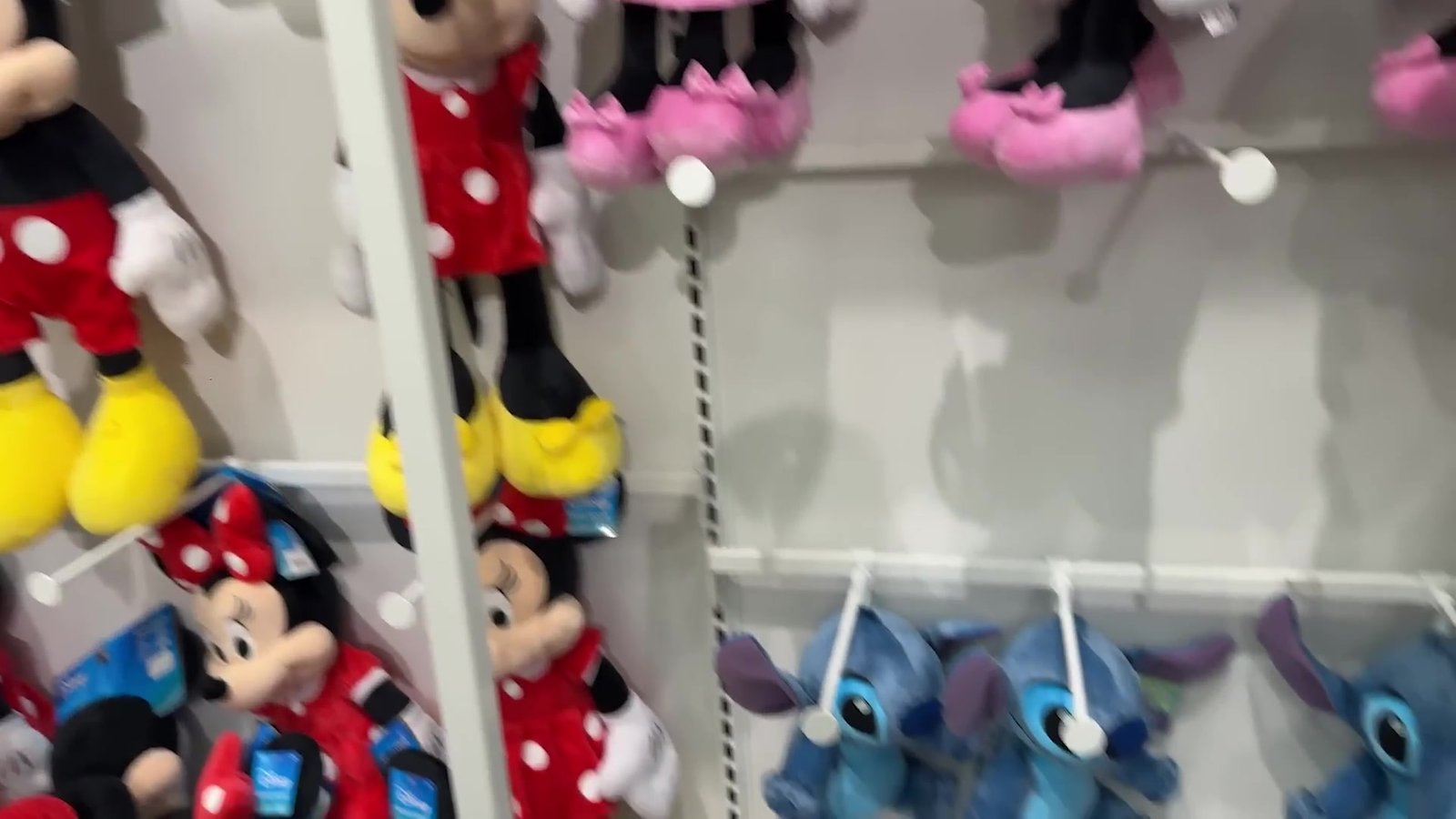 Pelúcias do Mickey, Minnie e Stitch penduradas na Target de Orlando