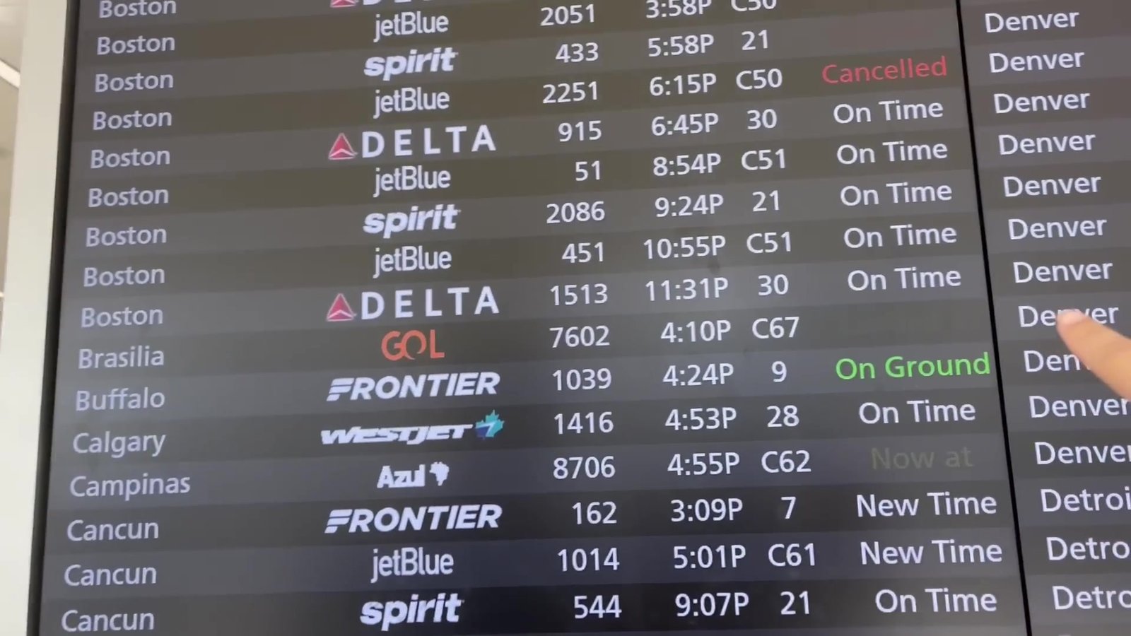 Painel de voos do Terminal C mostrando o voo da Gol de Brasília e o da Azul de Campinas