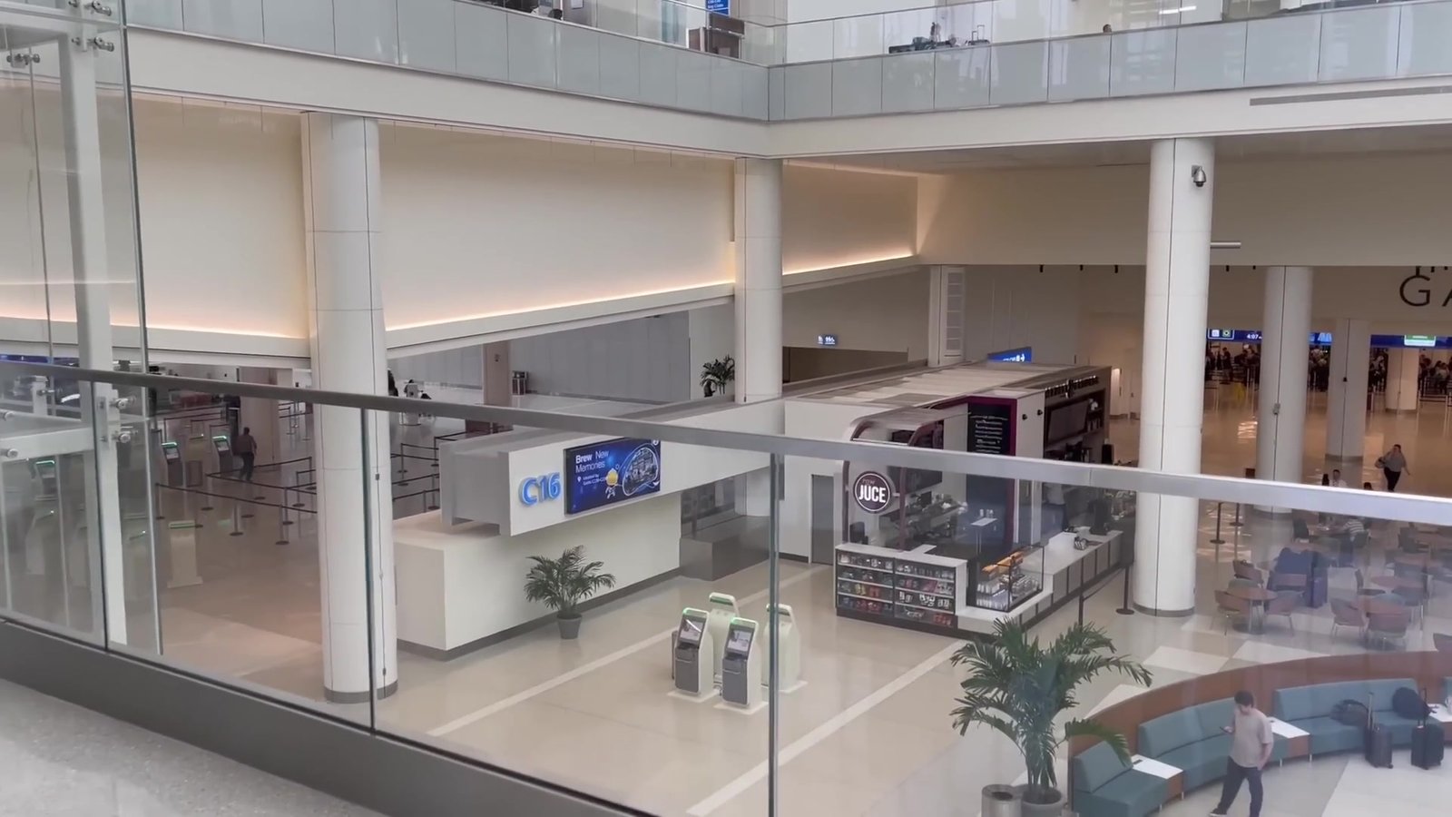 Mezanino do Terminal C com vista para a área de check-in e as lojas do nível de baixo