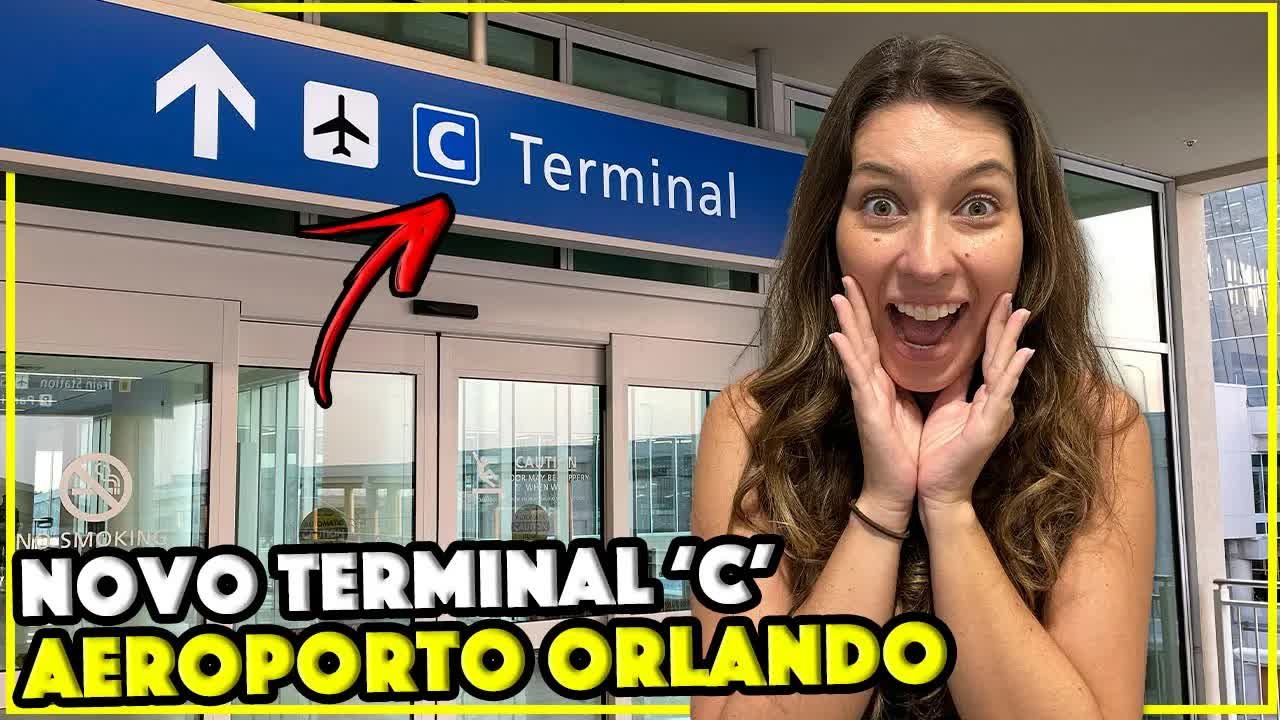 Gabi empolgada em frente à placa do Terminal C do Aeroporto de Orlando