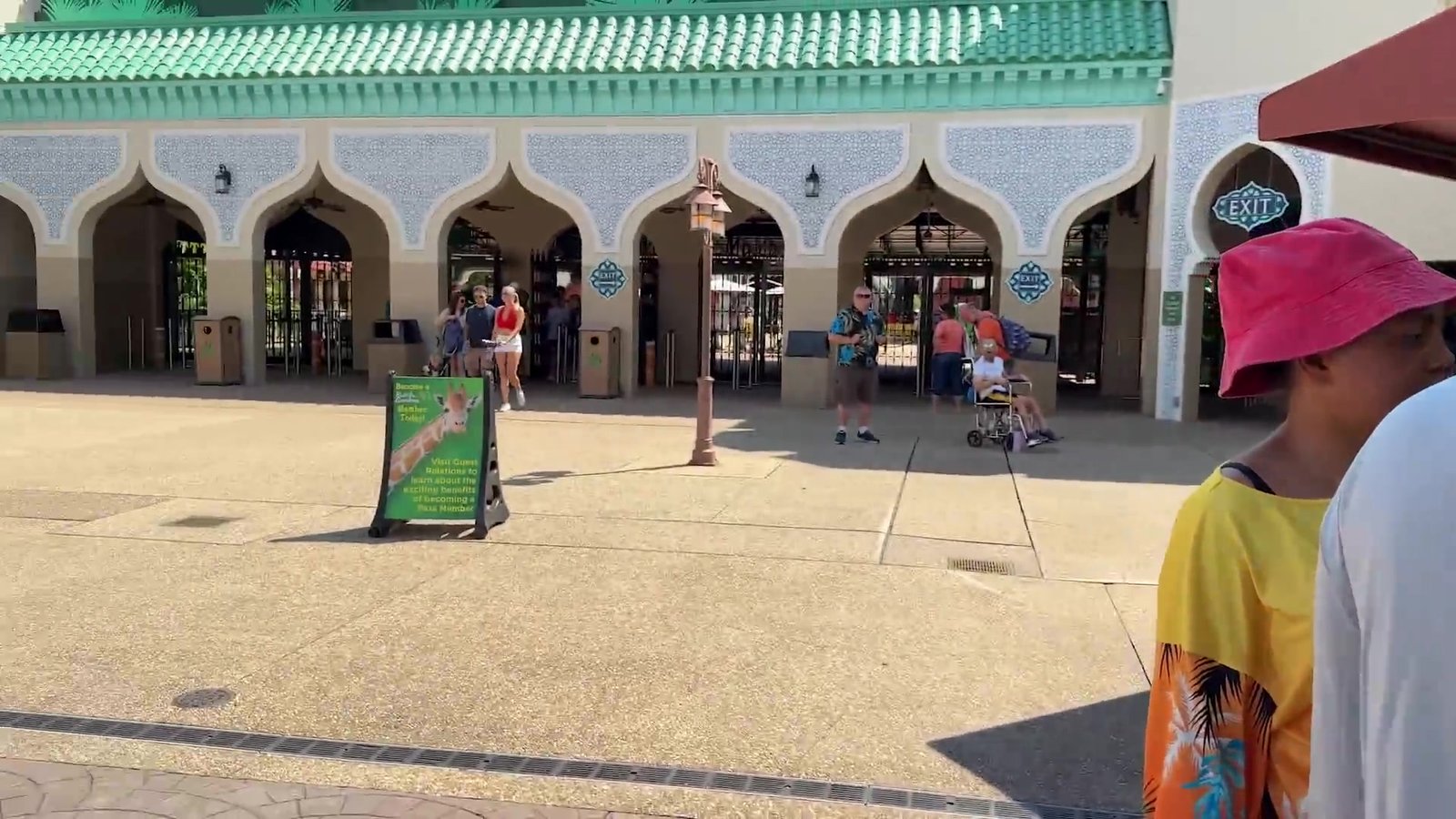 Entrada do Busch Gardens Tampa, com os arcos em estilo marroquino