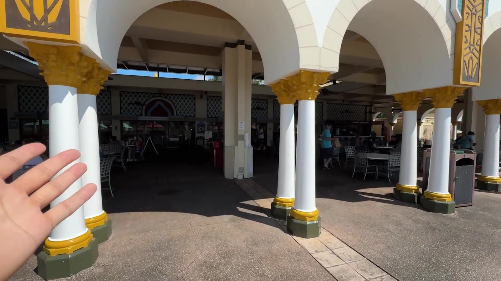 Área coberta de mesas do restaurante em estilo marroquino perto da entrada do Busch Gardens