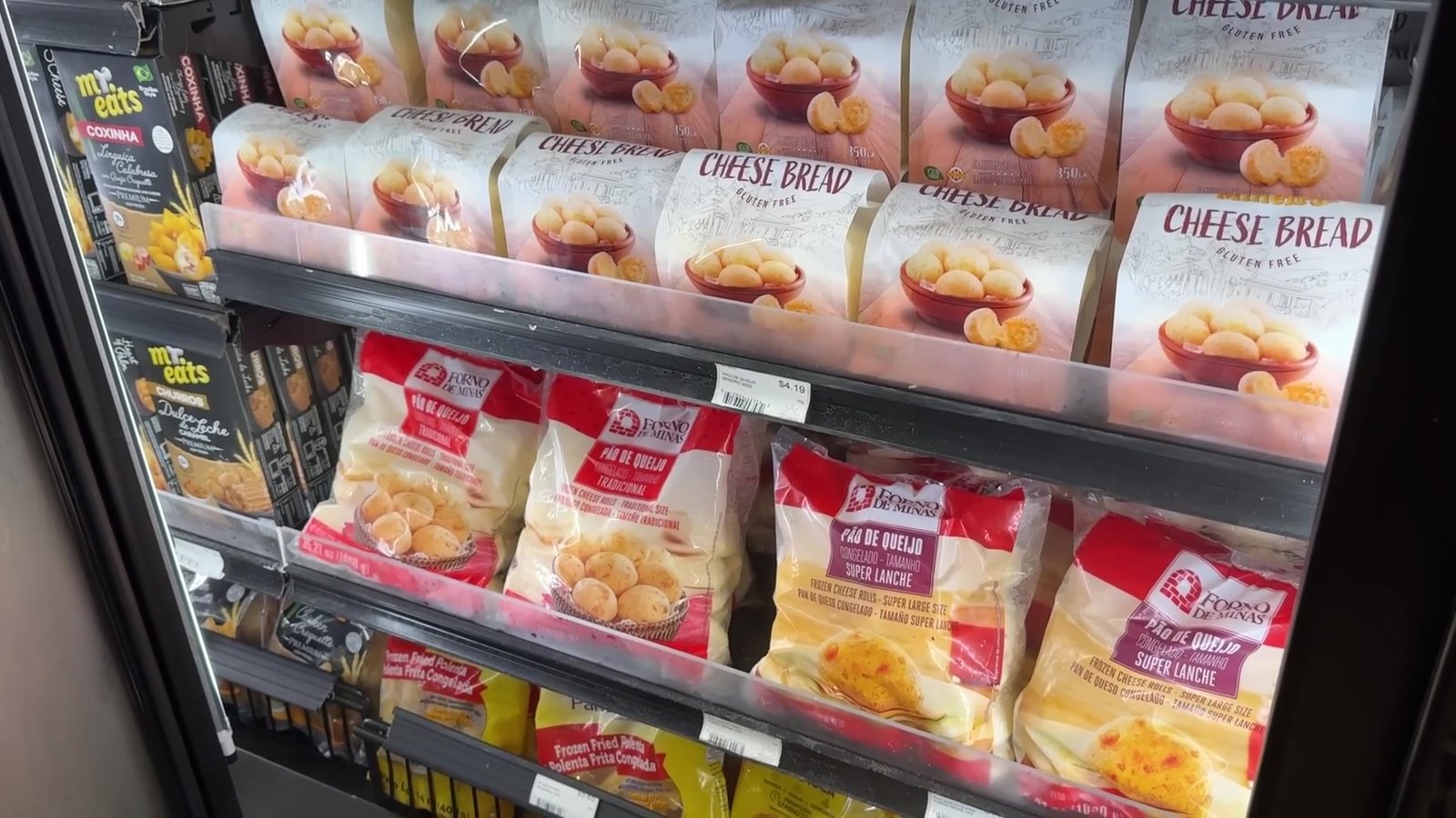Freezer de pão de queijo congelado no Rokka's, mercado brasileiro em Orlando