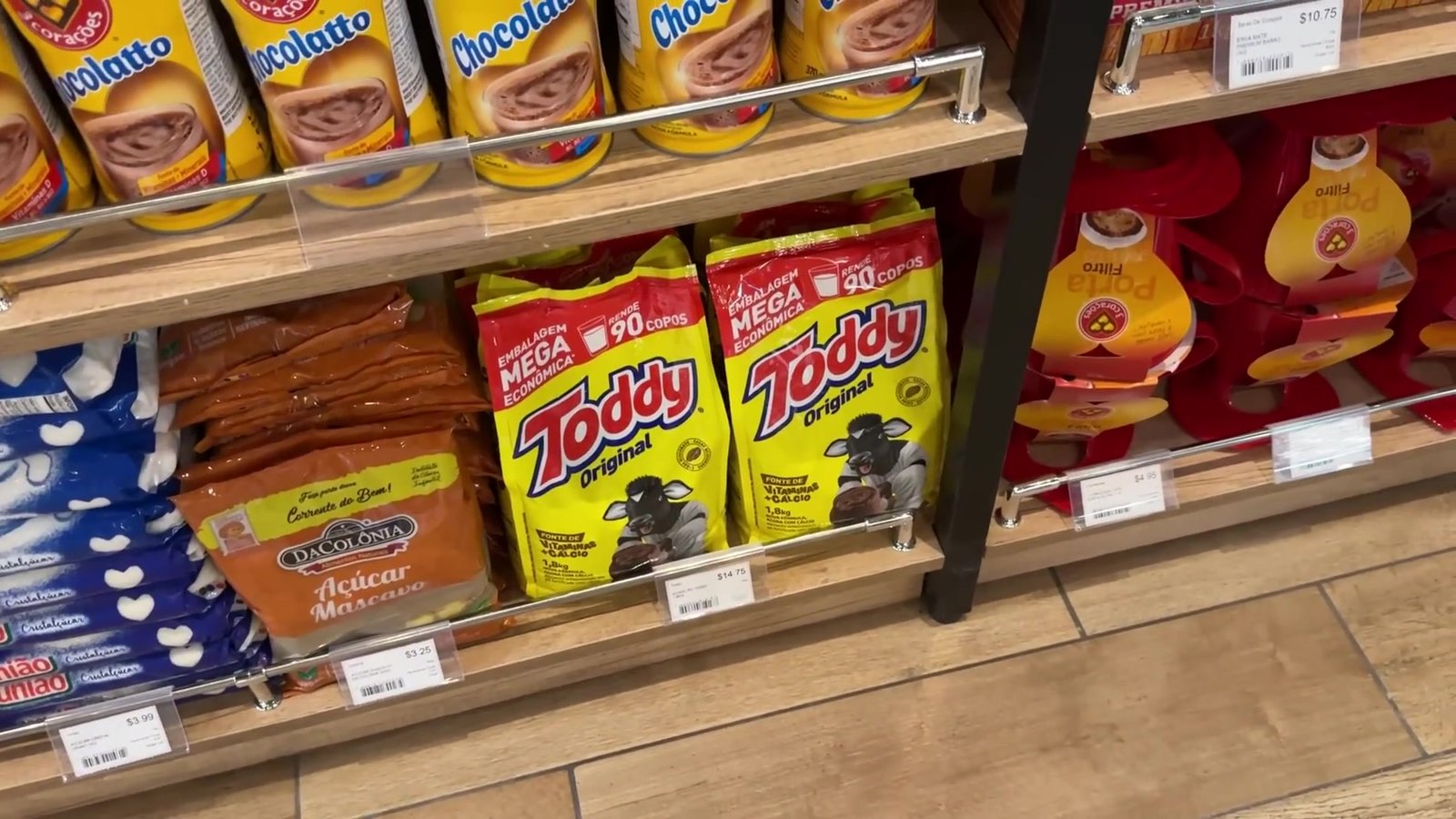 Prateleira com Toddy, Nescau e achocolatados brasileiros