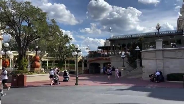 Estação do trem da Main Street vista da praça de entrada do Magic Kingdom, com a escadaria e a bandeira