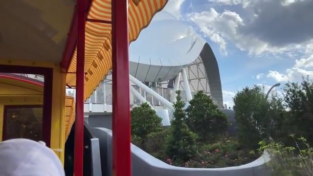 Estrutura branca da cobertura da TRON Lightcycle / Run vista de baixo, a partir do trem do Magic Kingdom