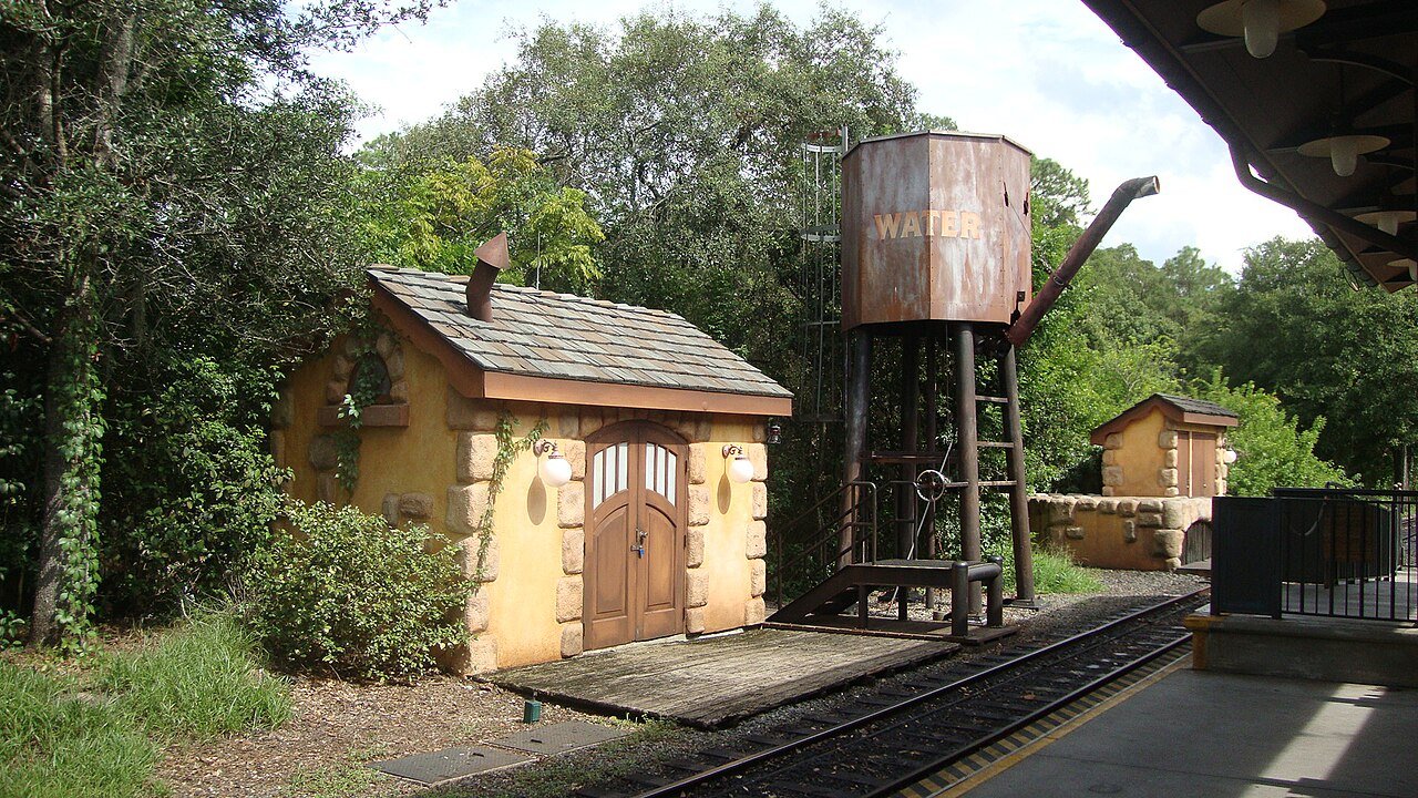 Estação de trem da Fantasyland no Magic Kingdom com a caixa d'água e a casinha do circo