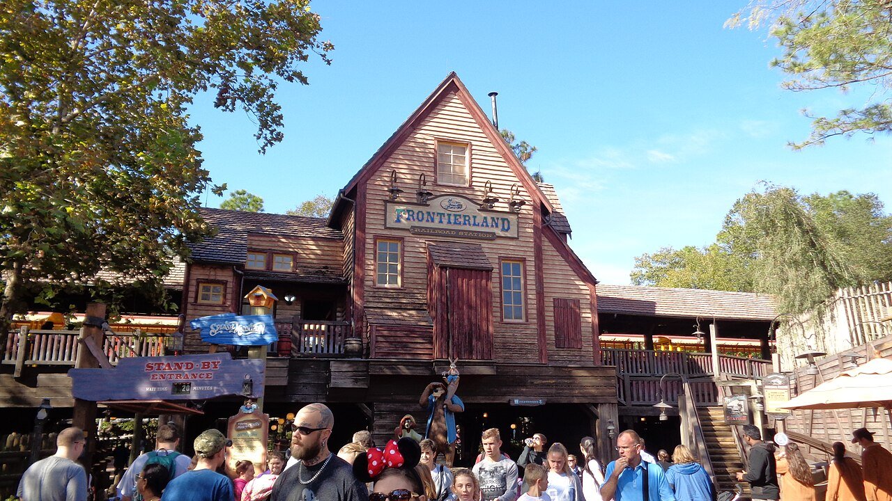 Entrada da estação de trem da Frontierland no Magic Kingdom, prédio de madeira estilo velho oeste
