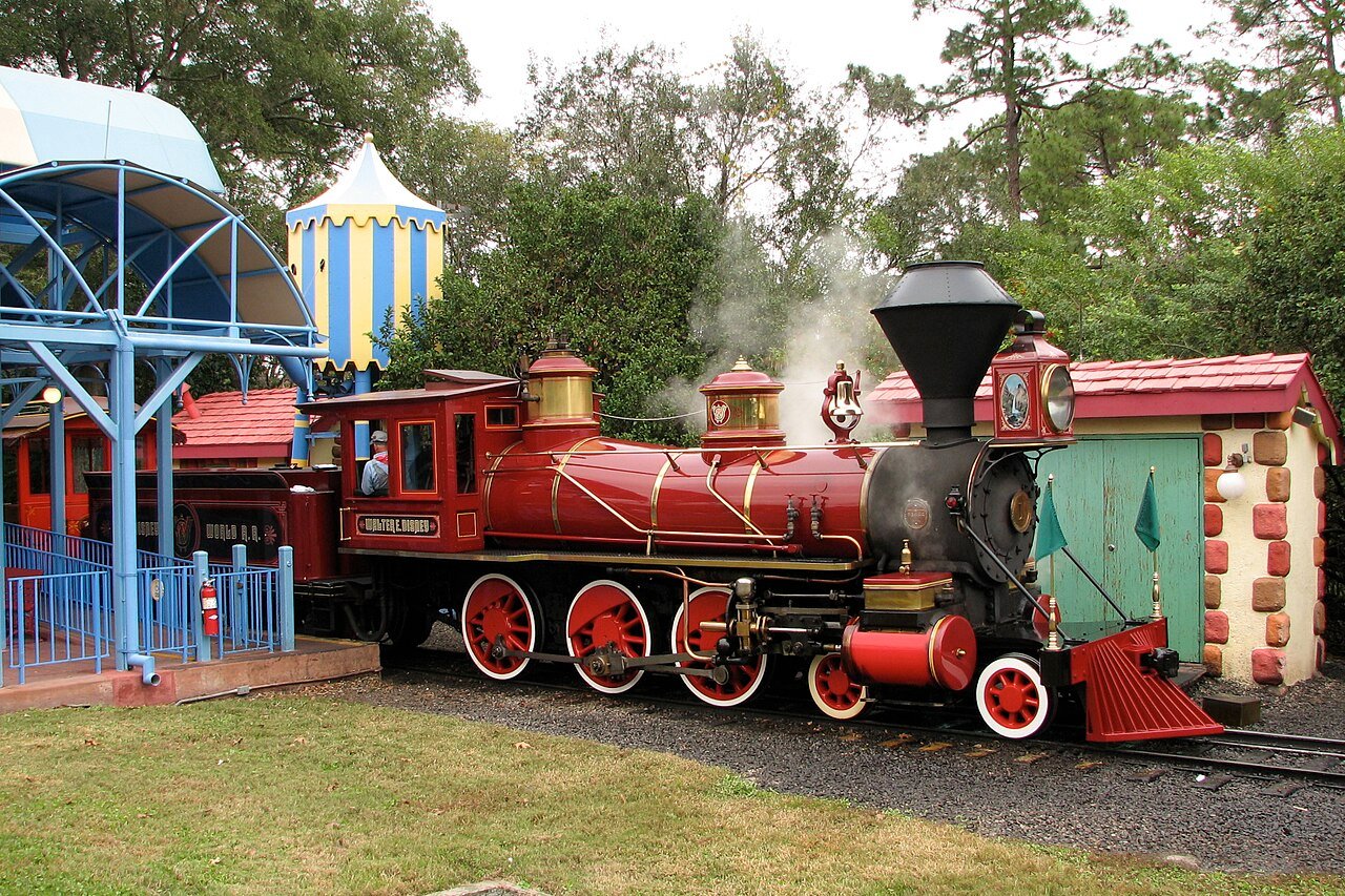 Locomotiva vermelha Walter E. Disney do Walt Disney World Railroad parada na estação da Fantasyland