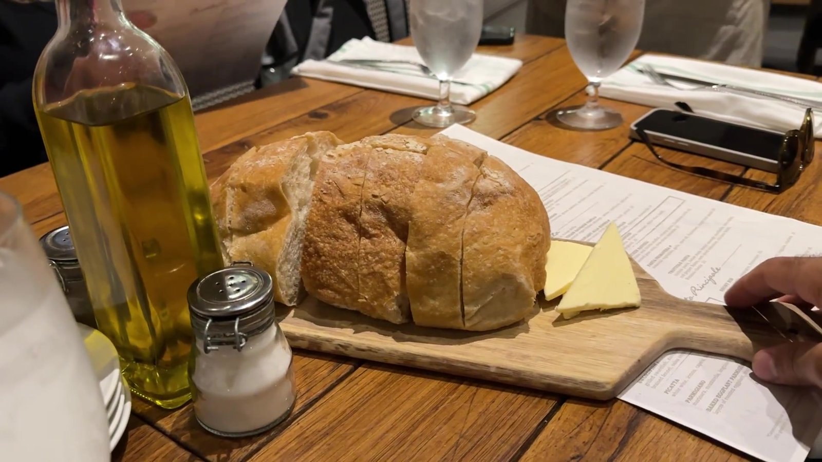 Pão italiano com azeite e manteiga servido de entrada no Vivo Italian Kitchen