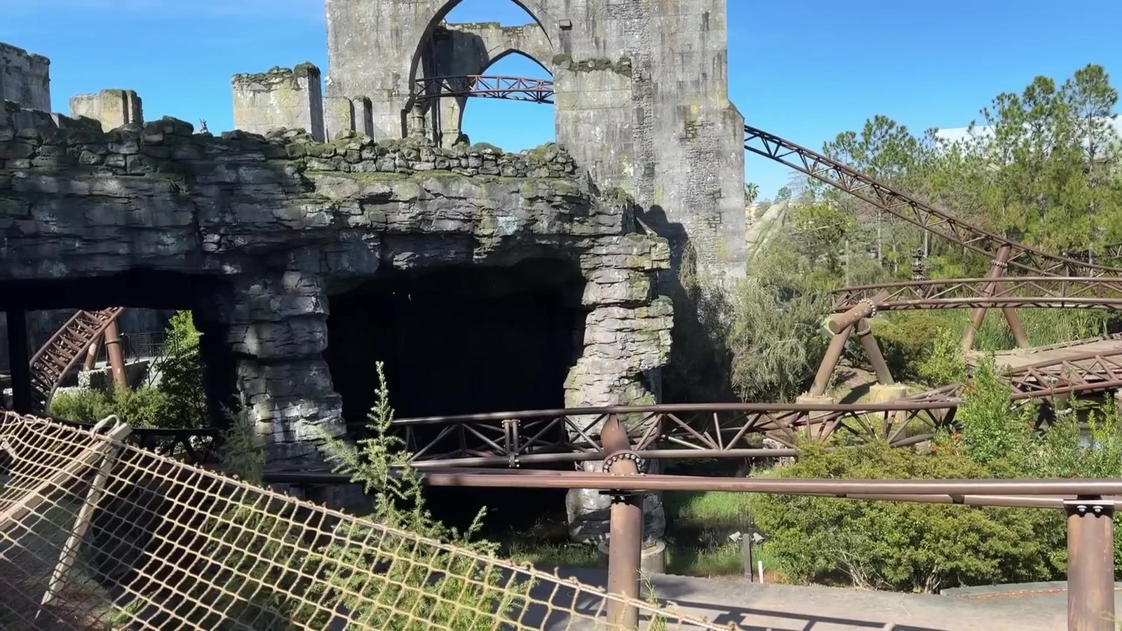 Ruínas de pedra e trilhos da montanha-russa do Hagrid no Islands of Adventure