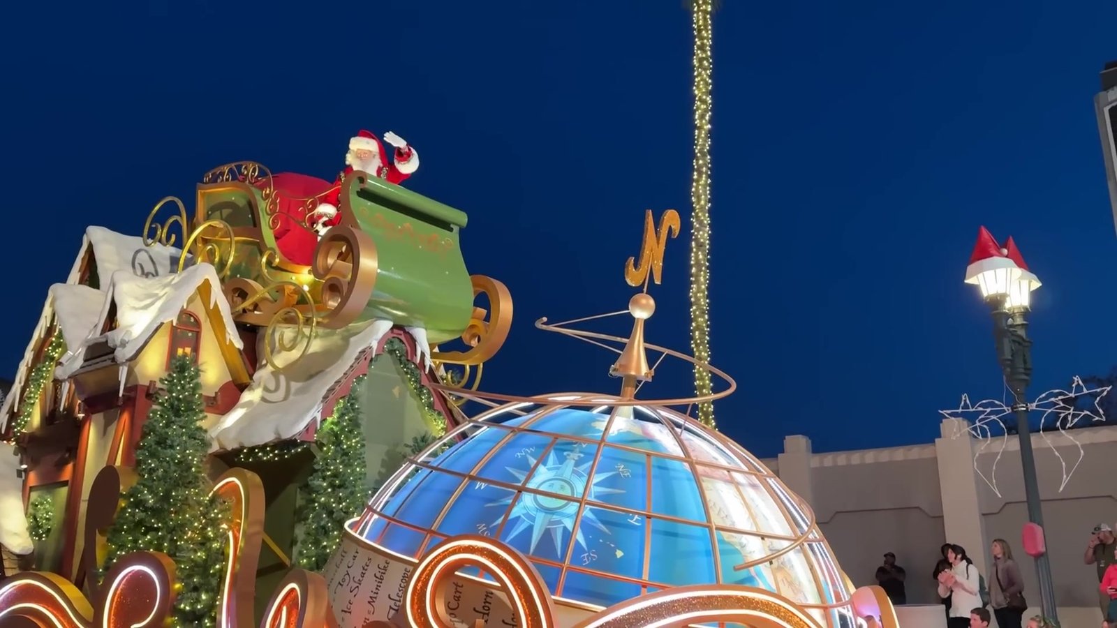 Carro alegórico iluminado da parada de Natal da Universal à noite