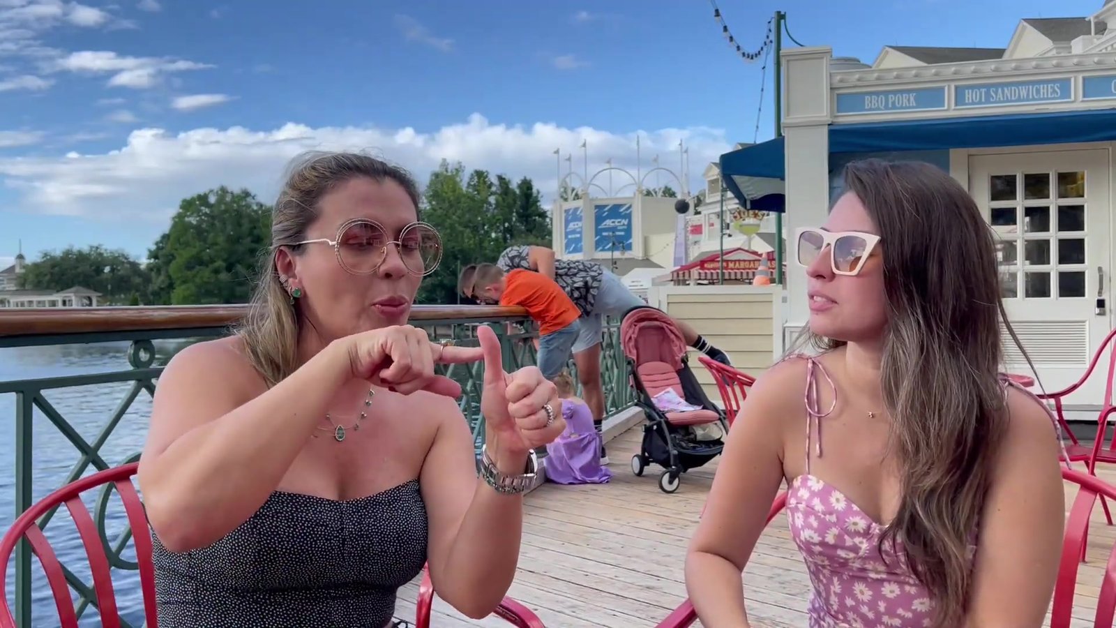 Sabrina explicando a Gabi os cuidados com o cartão de crédito ao juntar milhas
