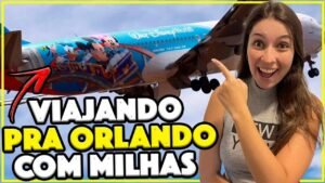 Gabi apontando para um avião pintado com personagens da Disney, sobre viajar pra Orlando com milhas