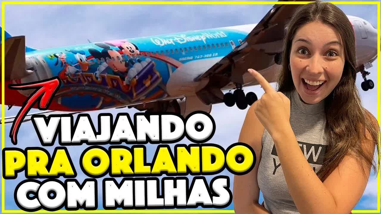 Gabi apontando para um avião pintado com personagens da Disney, sobre viajar pra Orlando com milhas