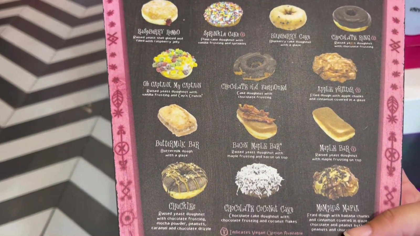 Cardápio ilustrado da Voodoo Doughnut com Raspberry Romeo, Portland Cream, Maple Bar e outros