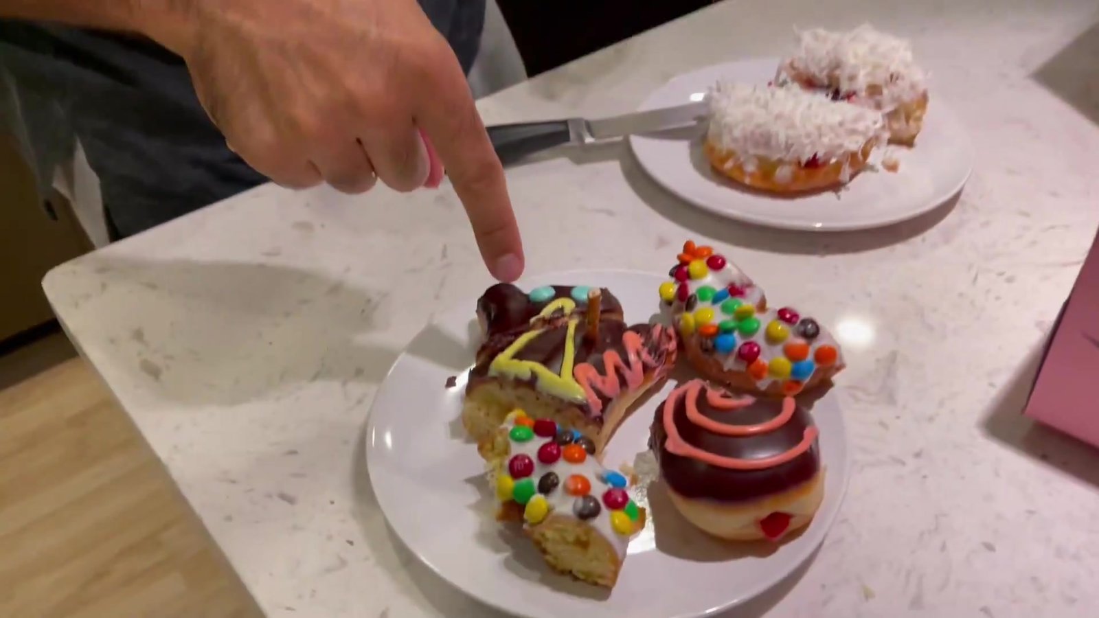 Prato com o Voodoo Doll, o donut coberto de M&M's e o donut de coco da Voodoo Doughnut