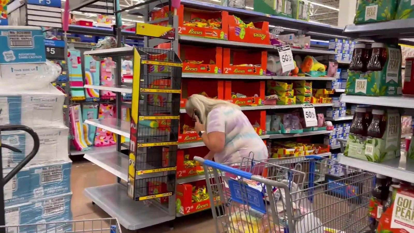 Corredor de Páscoa do Walmart de Orlando com chocolates e placas de desconto