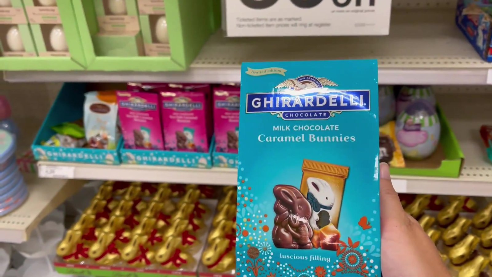 Caixa de coelhinhos de chocolate com caramelo da Ghirardelli na prateleira da Target