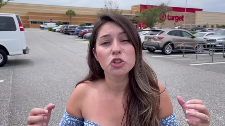 Gabi no estacionamento da Target de Orlando, no dia seguinte à Páscoa