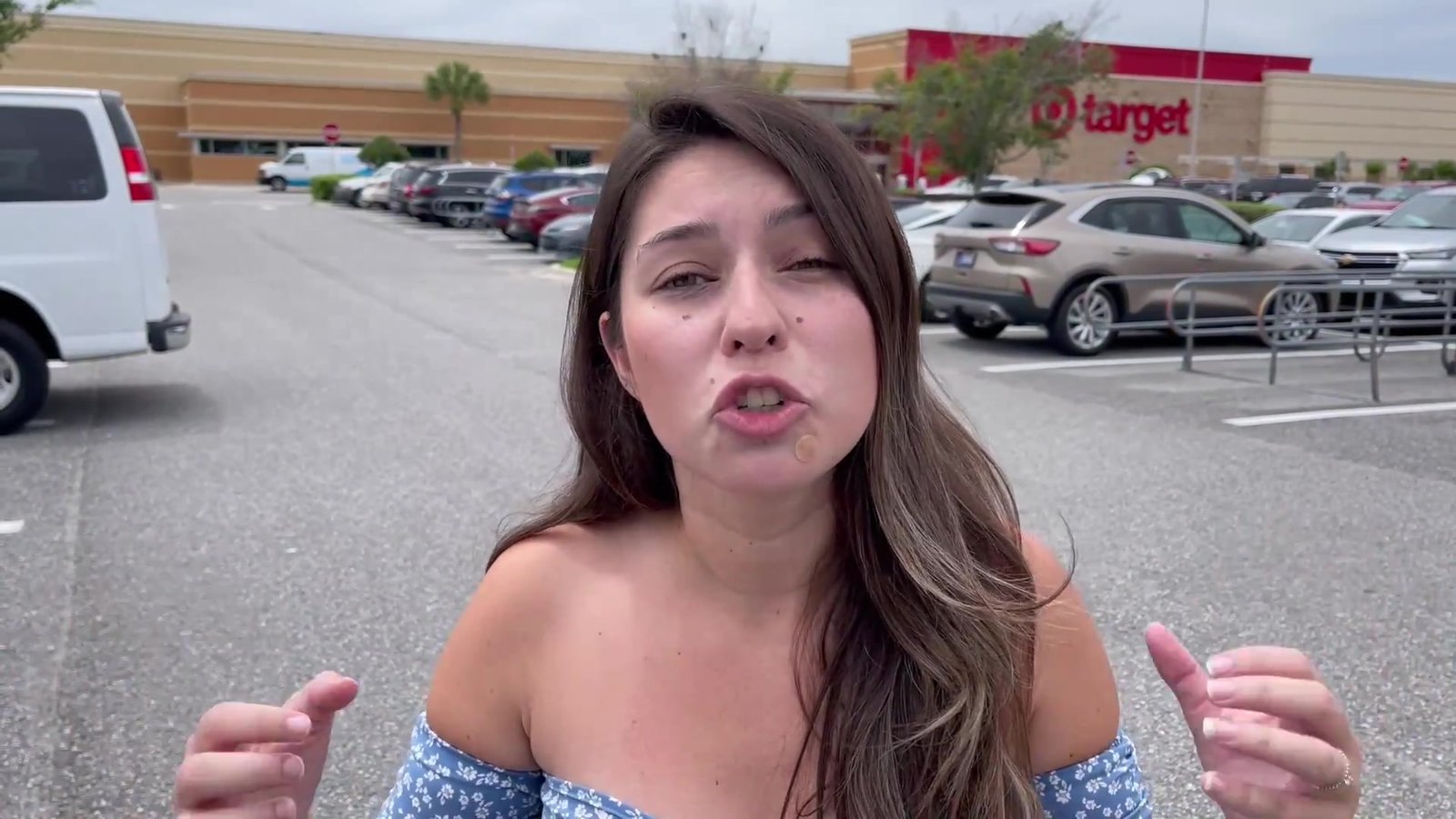 Gabi no estacionamento da Target de Orlando, no dia seguinte à Páscoa