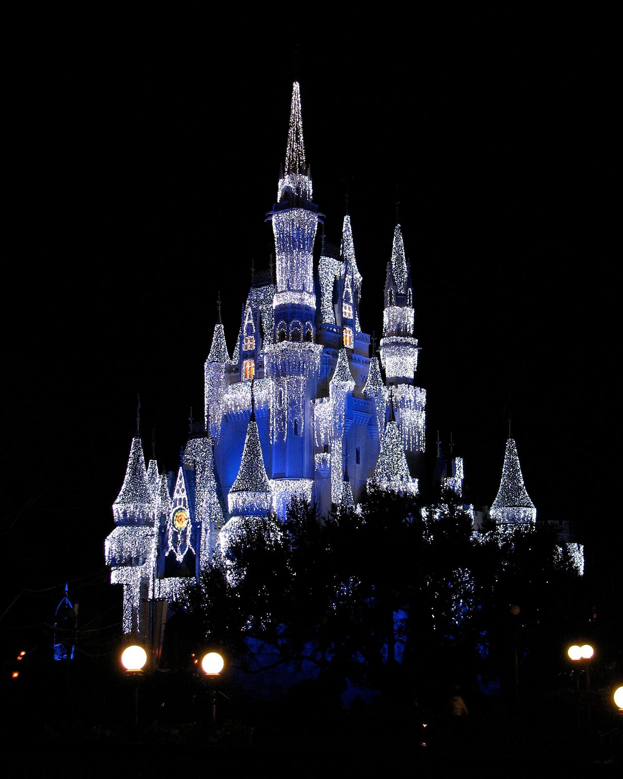 Castelo da Cinderela coberto de luzes de Natal à noite