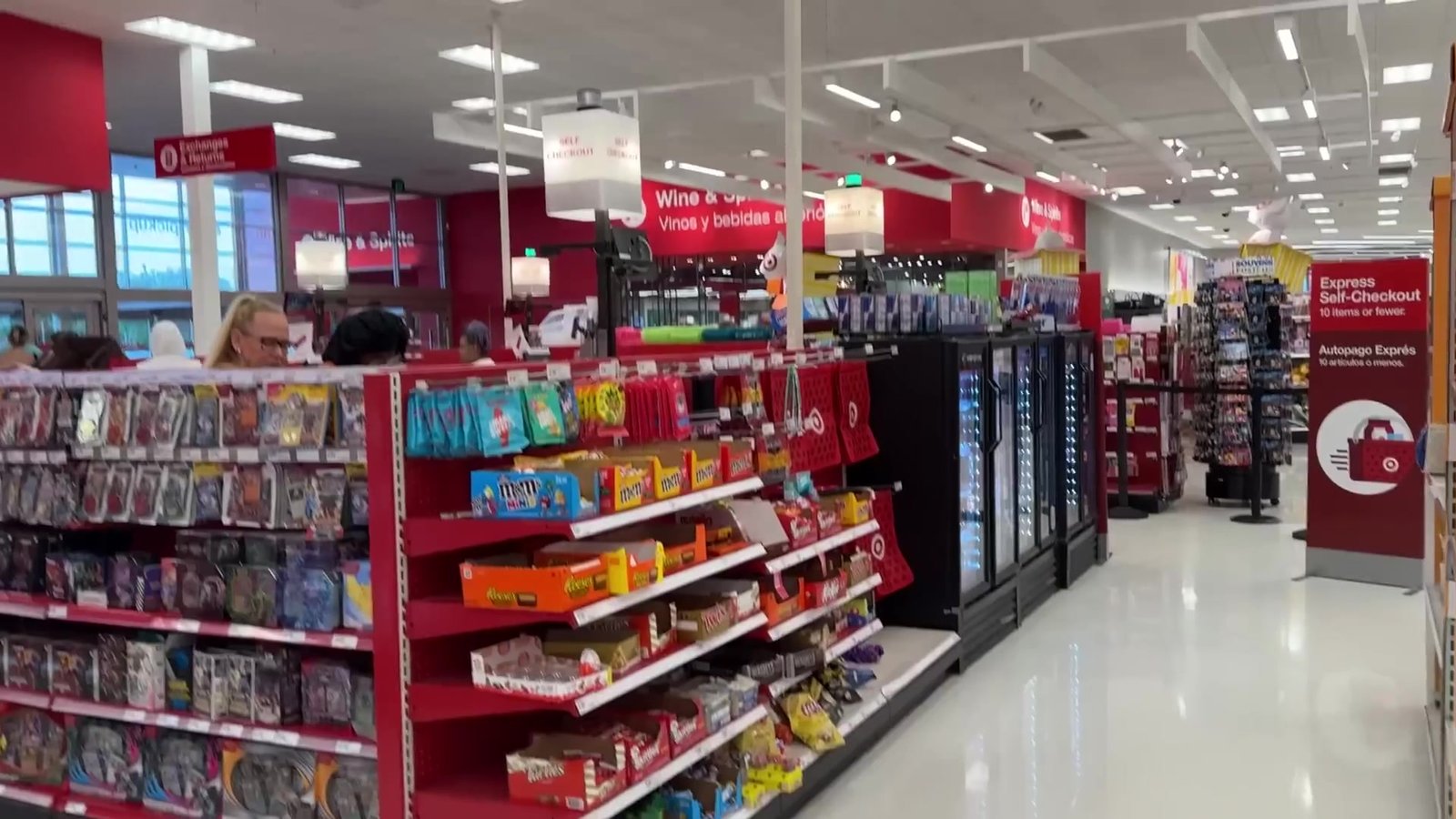 Corredor da Target de Orlando com a placa de Express Self-Checkout ao fundo