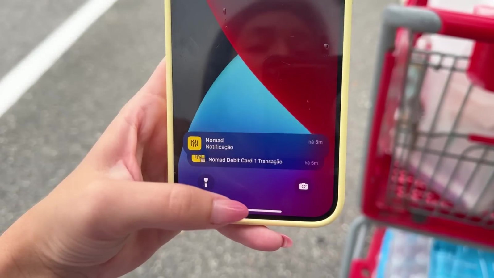 Notificação da conta em dólar no celular confirmando a compra no cartão de débito