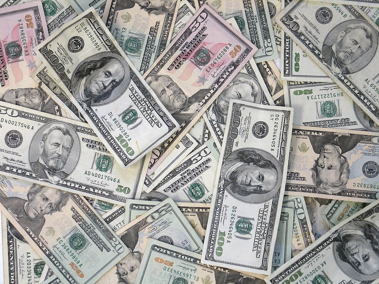 Notas de dólar de 20, 50 e 100 espalhadas