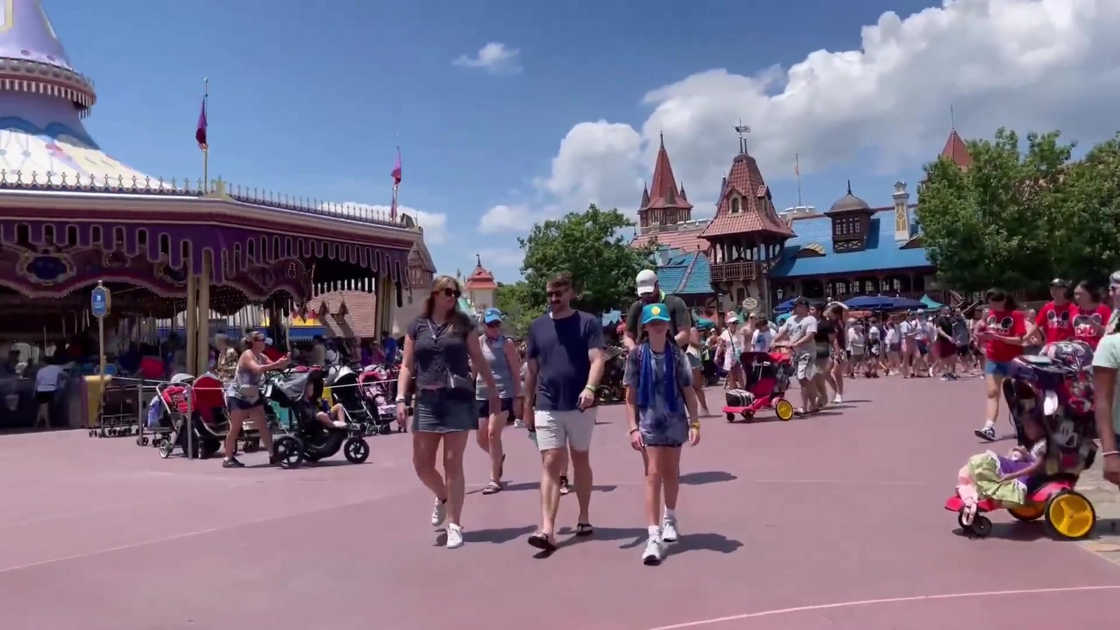 Carrossel e casinhas da Fantasyland no Magic Kingdom
