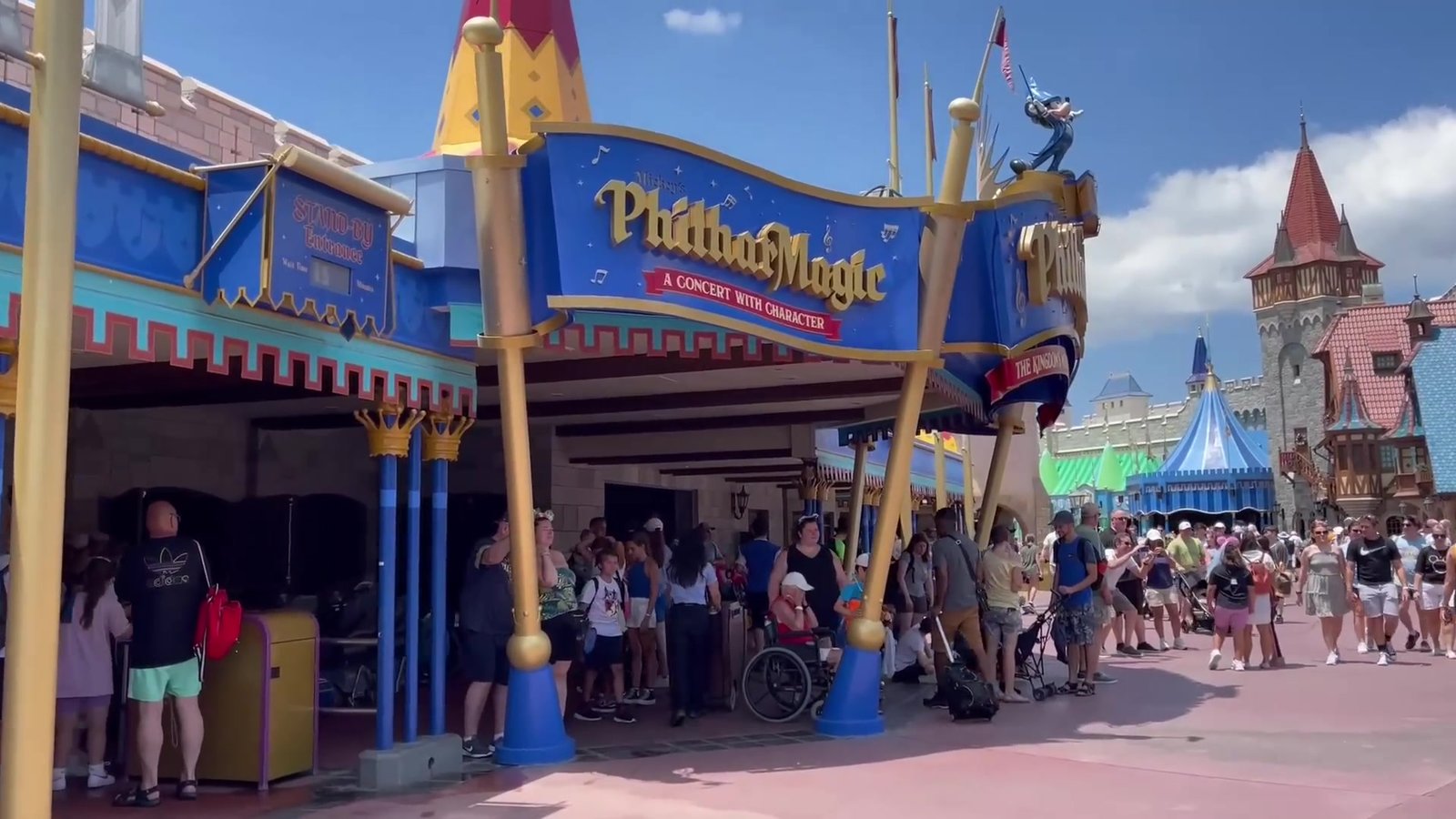Letreiro da entrada do Mickey's PhilharMagic na Fantasyland