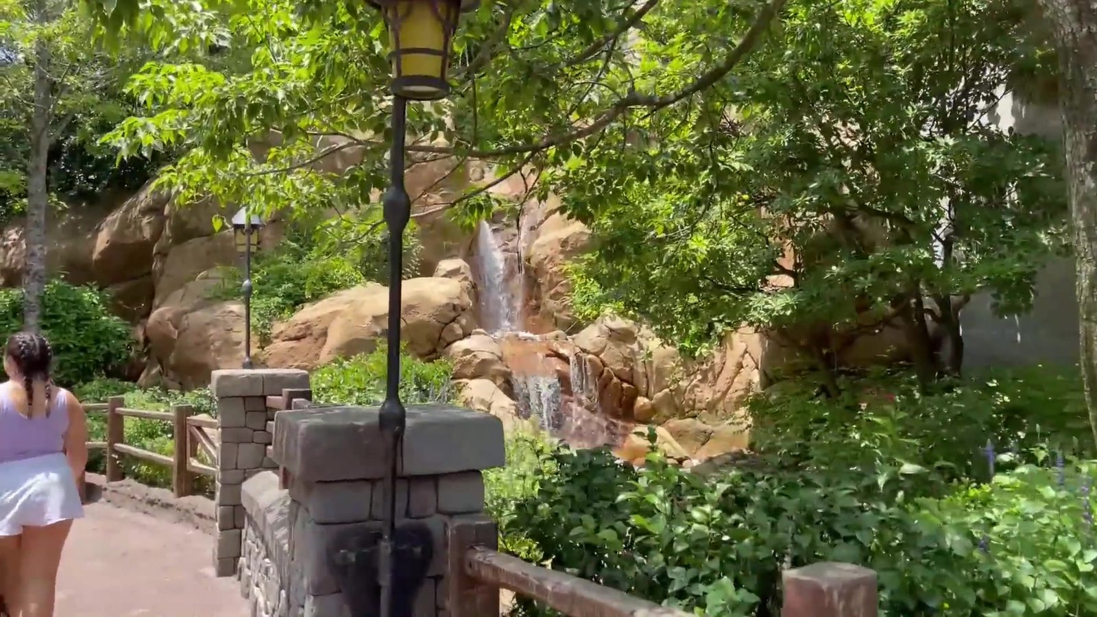 Cachoeira e pedras do cantinho da Rapunzel na Fantasyland