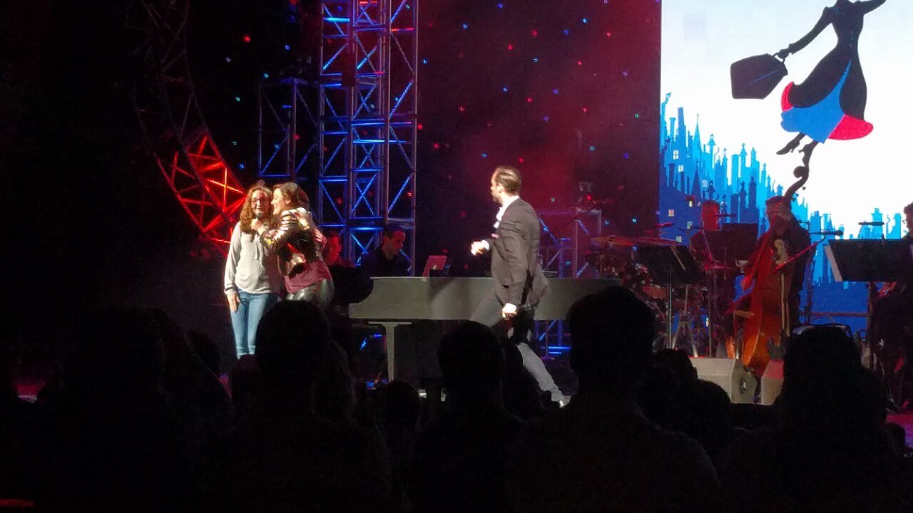 Dois cantores no palco do Disney on Broadway, no Festival of the Arts do Epcot
