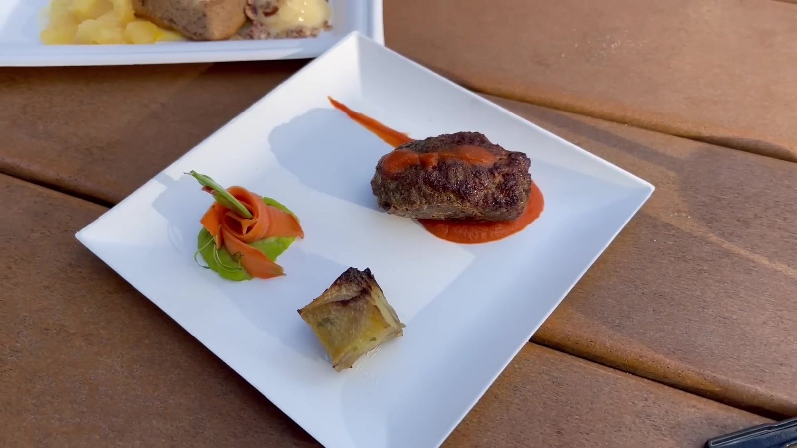 Prato do Festival of the Arts com carne, legumes e um quadradinho de batata