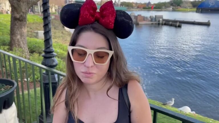 Gabi de orelhinha da Minnie na beira do lago do Epcot durante o Festival of the Arts