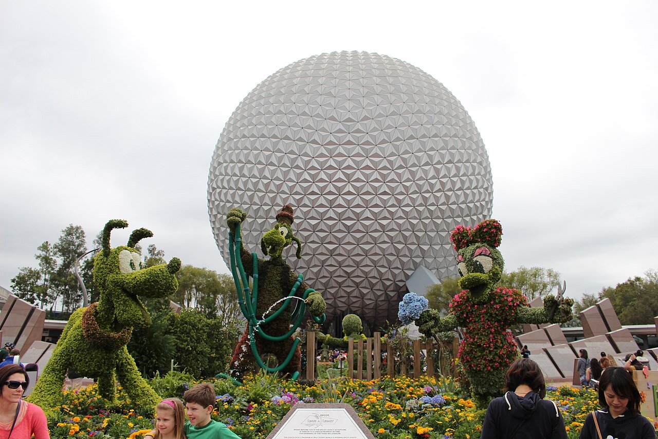 Topiarias de personagens em frente à Spaceship Earth no Flower & Garden Festival