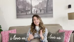 Gabi no sofá de casa contando como é Orlando em março
