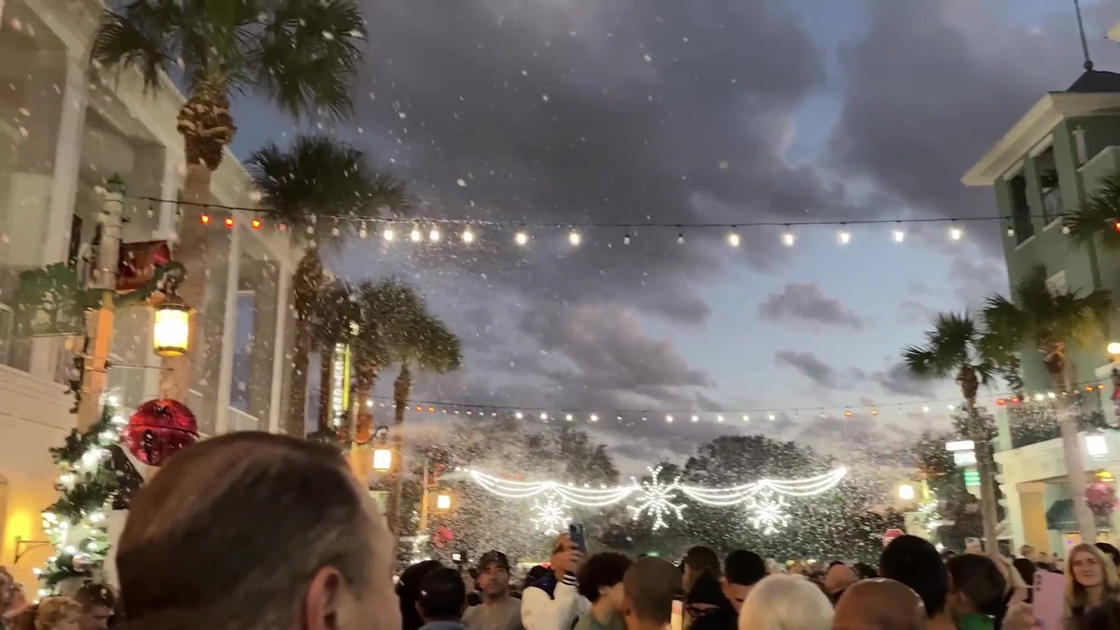 Neve artificial caindo sobre a multidão na Market Street de Celebration