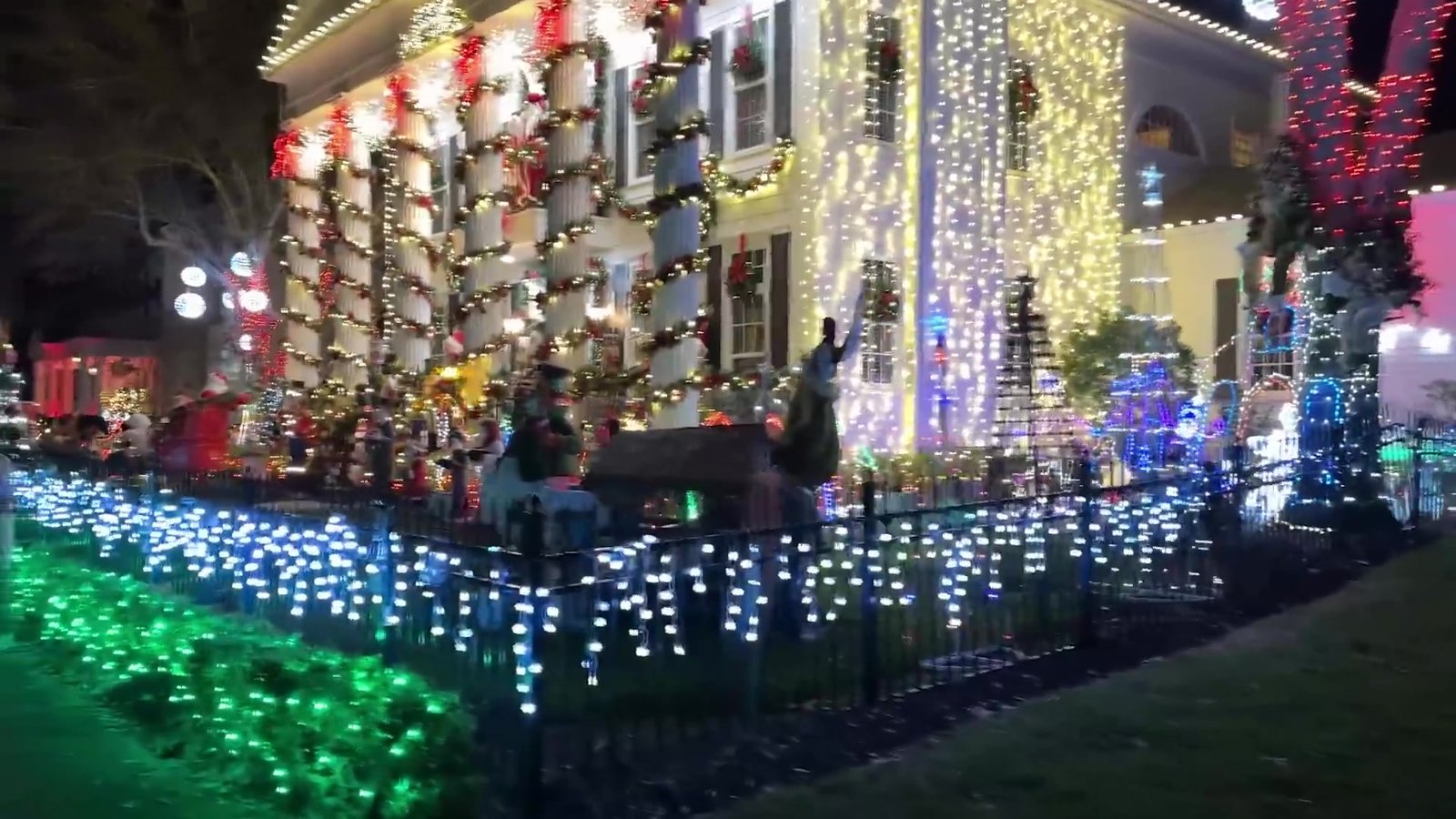 Fachada de casa coberta de luzes de Natal brancas e coloridas em Celebration
