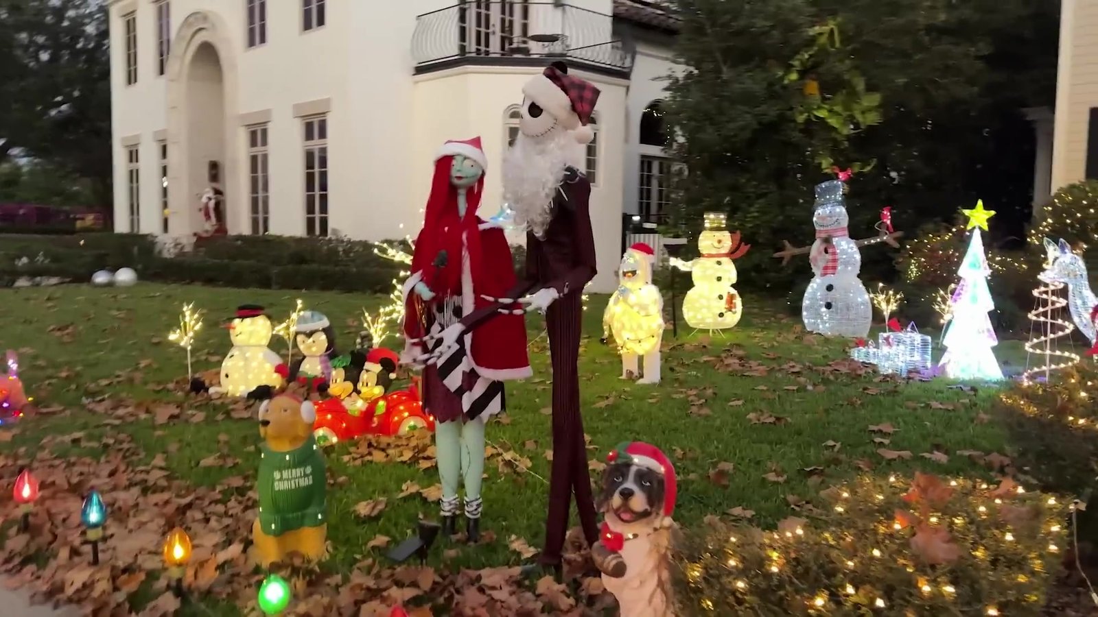 Jack Skellington e Sally com bonecos de neve e luzes no jardim de uma casa em Celebration