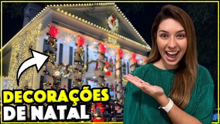 Gabi na frente de uma casa decorada de Natal em Celebration