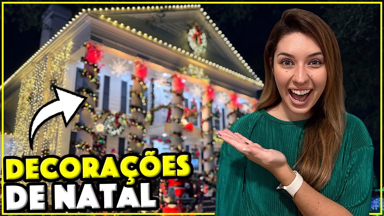 Gabi na frente de uma casa decorada de Natal em Celebration