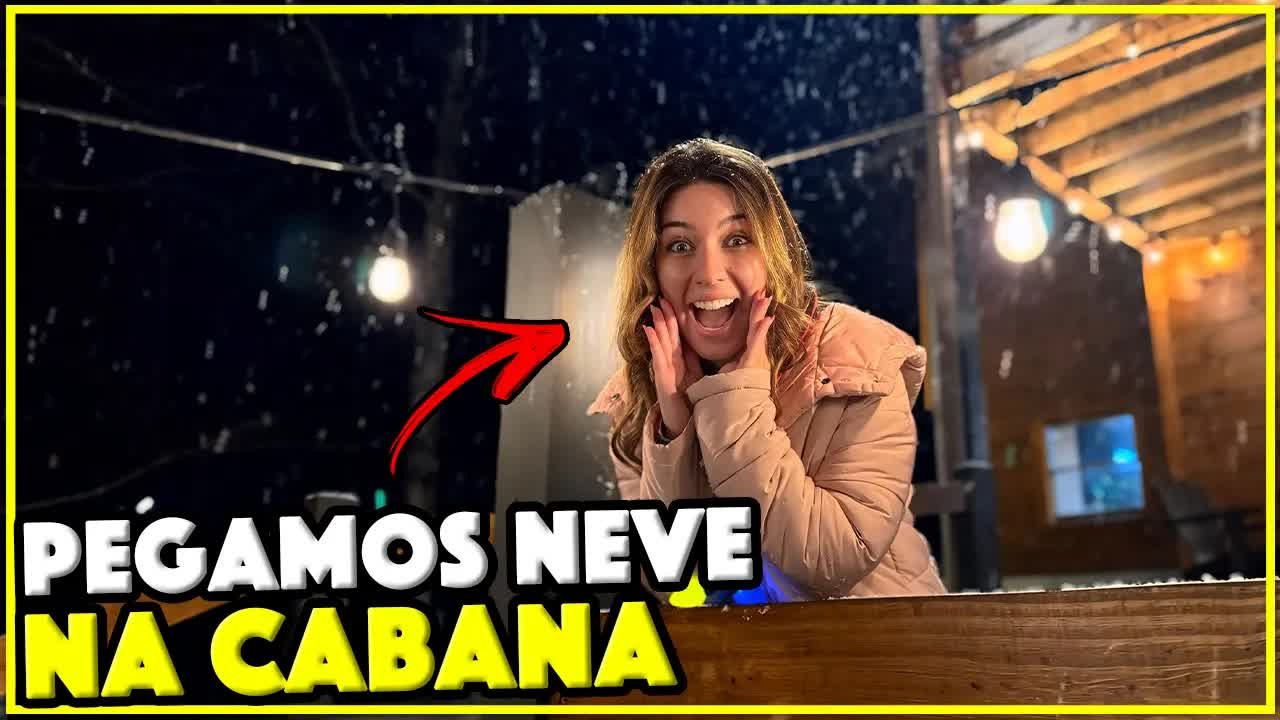Gabi surpresa com a neve caindo na varanda da cabana em Blue Ridge, na Geórgia