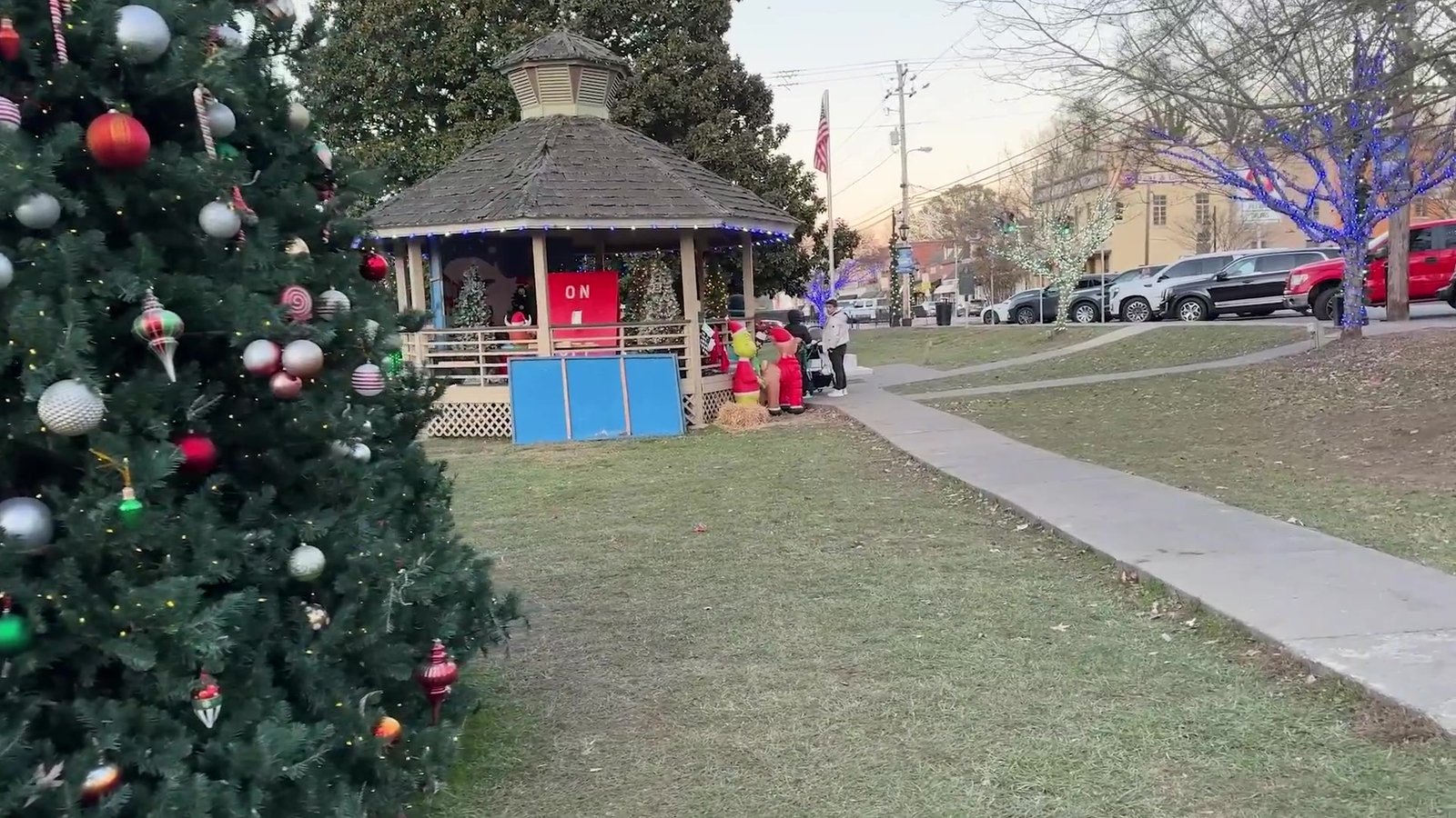 Árvore de Natal e coreto decorado no centrinho de Blue Ridge ainda de dia